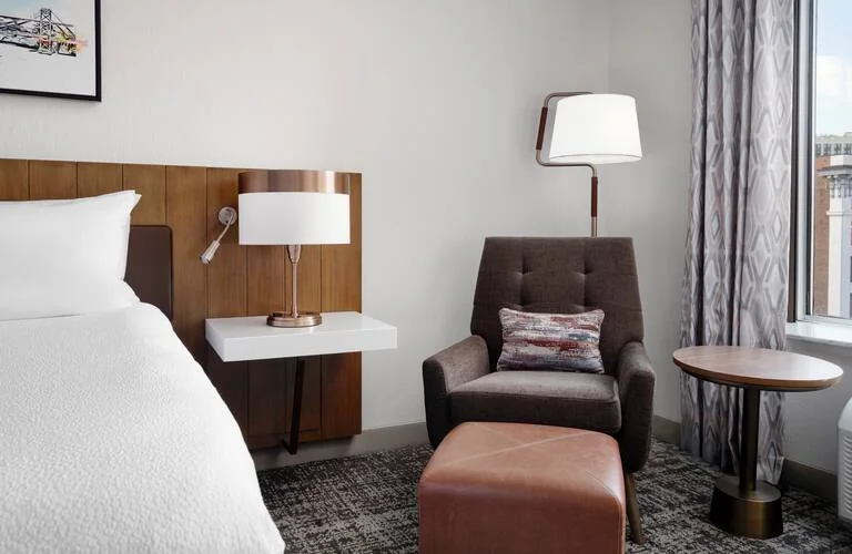 detroit-hgi-room-918-seating-area